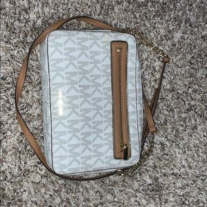 MICHAEL KORS cross body purse